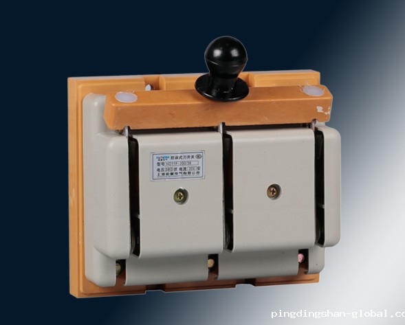 HD系列单投刀开关、HS系列双投刀开关适用于交流50Hz、额定电压400V、直流220V，额定电流至1500A的成套配电装置中，用作手动不频繁接通与分断交直流电…